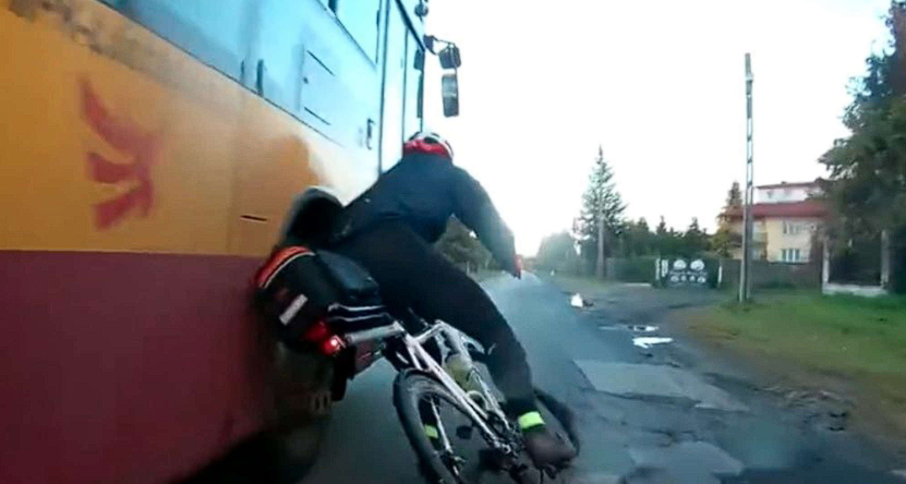 Stadtbus trifft Radfahrer in der Straßenmitte. Wer ist schuld?
