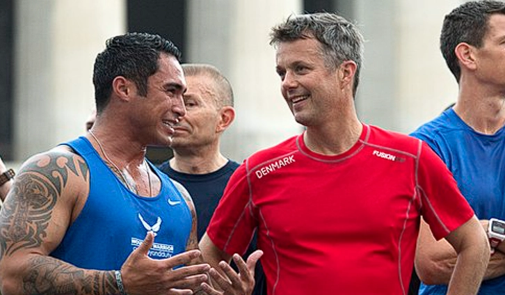 Spanische Medien behaupten, enthüllende Fotos von Kronprinz Frederik mit einer anderen Frau zu haben