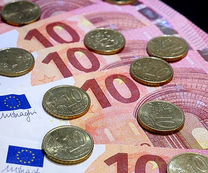 Er gewinnt 600.000 Euro bei einem Rubbelspiel, so dankte er der Café-Managerin
