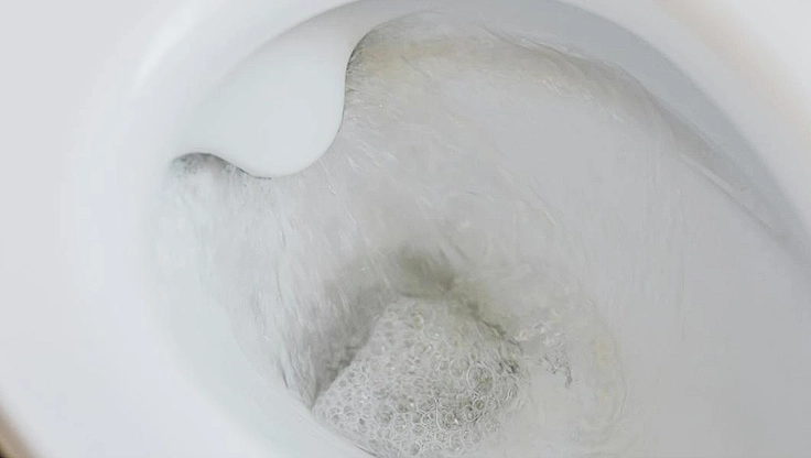 Frischhaltefolie statt Pömpel: Ein überraschender Trick