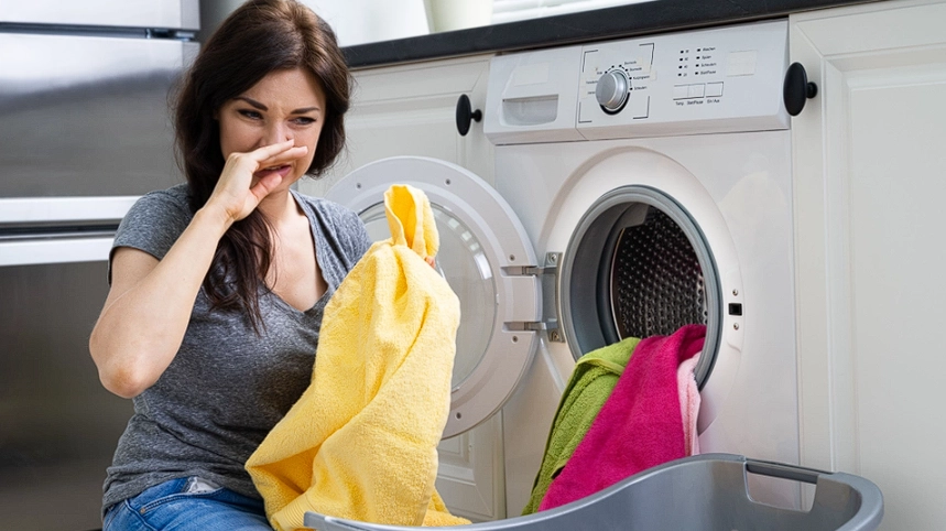 Einfacher Trick, um muffigen Geruch aus Kleidung zu entfernen