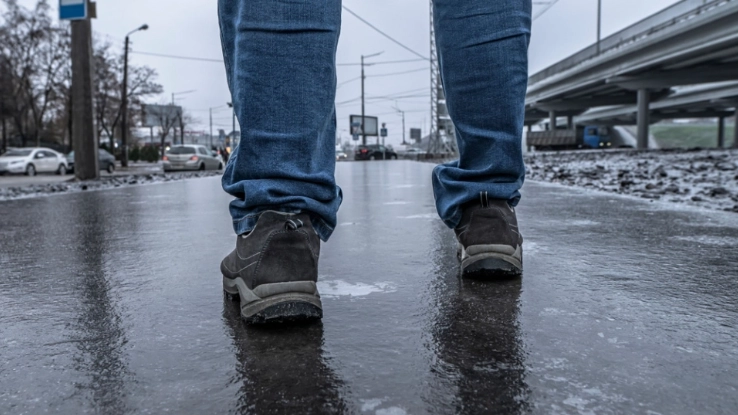 Mutter teilt genialen Trick: So vermeidet man das Ausrutschen auf eisigen Straßen