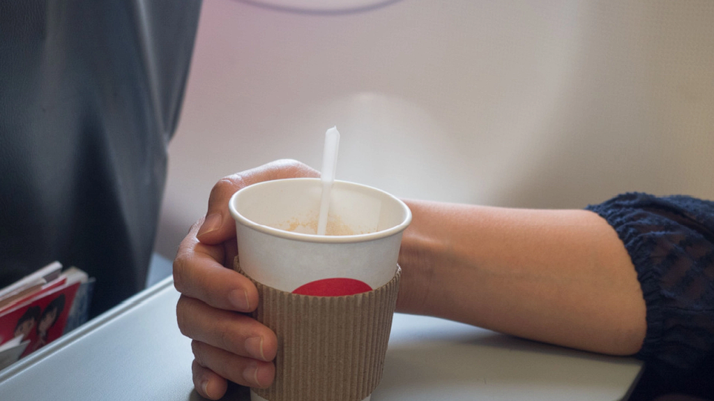 Warum Sie auf Ihrem nächsten Flug ‚Nein‘ zu Kaffee sagen sollten
