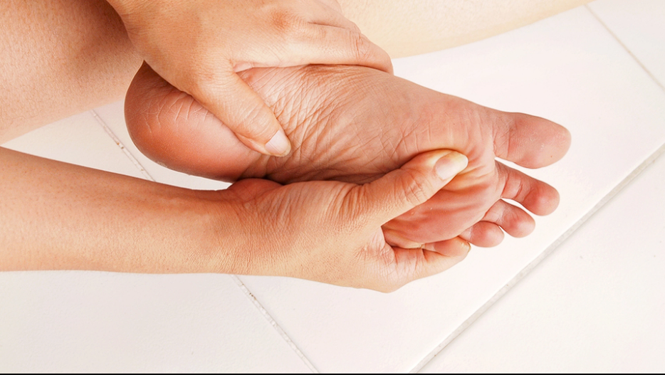 Trockene, rissige Fersen: Hier sind die feuchtigkeitsspendendsten Inhaltsstoffe laut einem Dermatologen