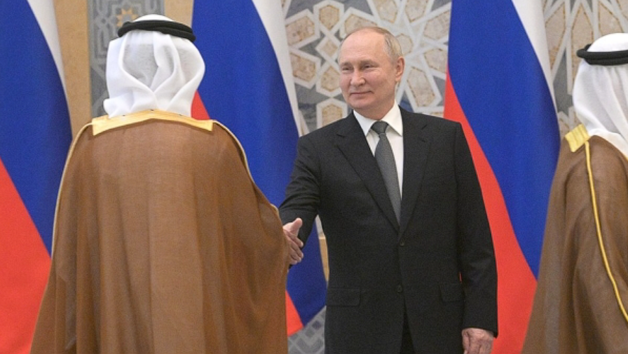 Saudischer Prinz bricht Protokoll in Putins Gegenwart