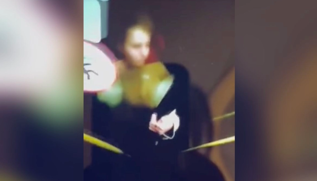 16-jähriges Mädchen bleibt mit Hand in Bus stecken: Fünf Minuten mitgeschleift