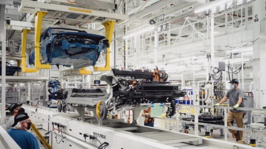 Elektroautomarke in der Krise – Jetzt Entlassungen in der Batterieabteilung