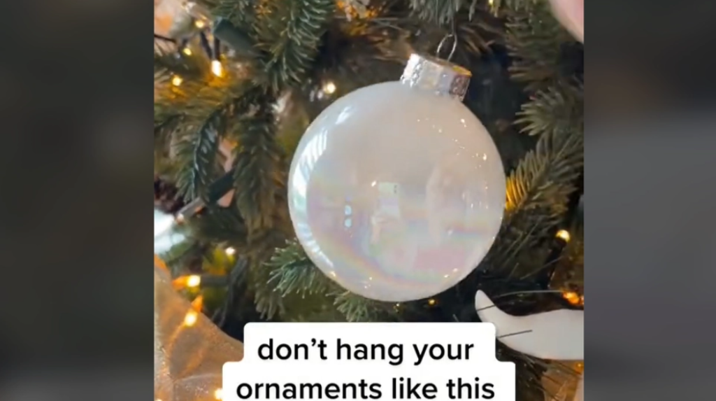 Frau teilt umstrittenen Trick zum Schmücken von Weihnachtsbäumen