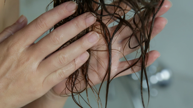 Ist es in Ordnung, mit nassem Haar ins Bett zu gehen?