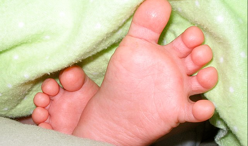 Fremder in Pyjama und Flip-Flops rettet in der Nacht ihr 3 Monate altes Baby