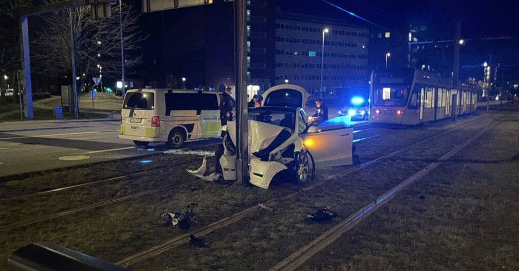 Jugendlicher Fahrer verursacht wilde Tesla-Verfolgungsjagd, die auf Straßenbahnschienen endet