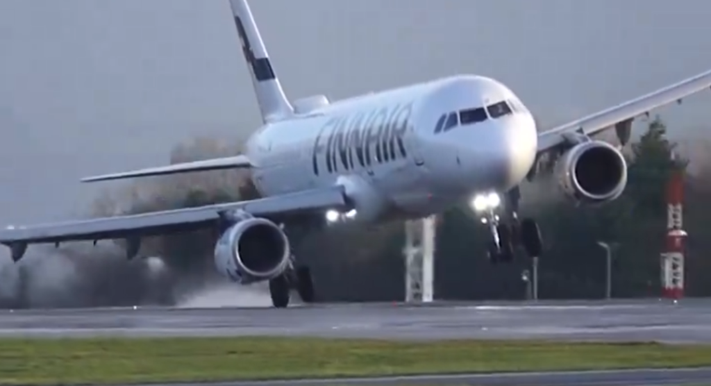 Unglaubliches Filmmaterial: Pilot führt bemerkenswerte Landung inmitten der Turbulenzen von Sturm Pia aus