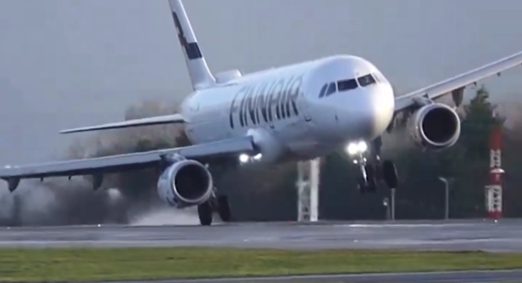 Unglaubliches Filmmaterial: Pilot führt bemerkenswerte Landung inmitten der Turbulenzen von Sturm Pia aus