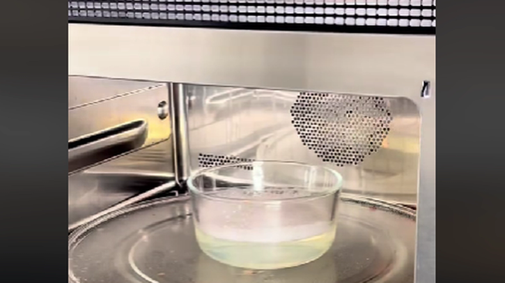 Braucht Ihre Mikrowelle eine Reinigung? Ein genialer Trick zeigt, wie es ganz einfach geht