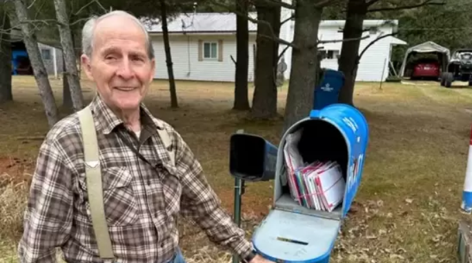 93-jähriger Veteran wünscht sich Weihnachtskarten und erwärmt weltweit Herzen – Sehen Sie, wie viele er bekam