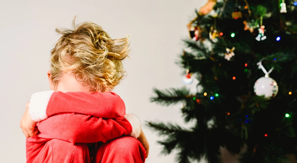 4-jähriger Peter öffnet aufgeregt sein Weihnachtsgeschenk: Was darin war, ruinierte sein Weihnachten