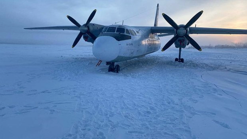 Pilot Macht Großen Fehler: Verfehlt Landebahn und Landet Flugzeug mit 30 Personen auf Gefrorenem See