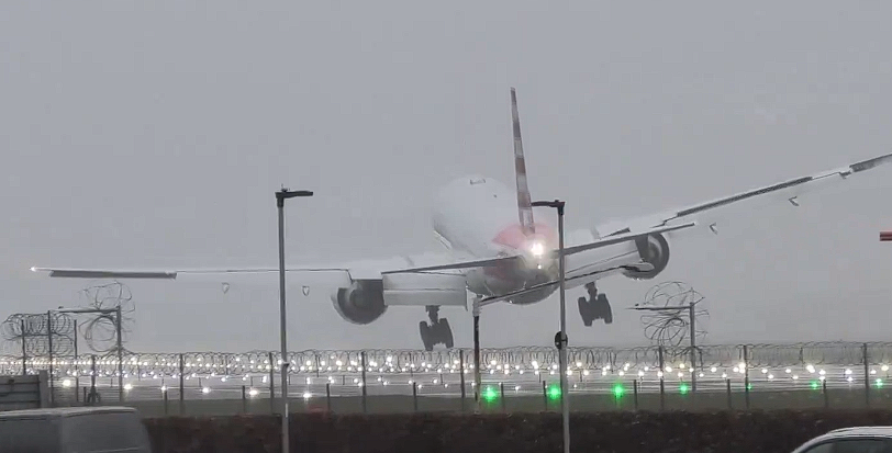 Fesselndes Video: Pilot der American Airlines 777 Stellt Sich Mutig dem Sturm Gerrit bei Gewagter Landung