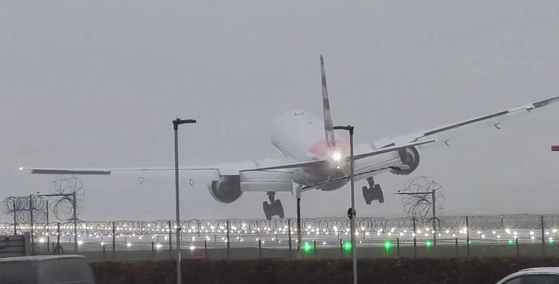 Fesselndes Video: Pilot der American Airlines 777 Stellt Sich Mutig dem Sturm Gerrit bei Gewagter Landung