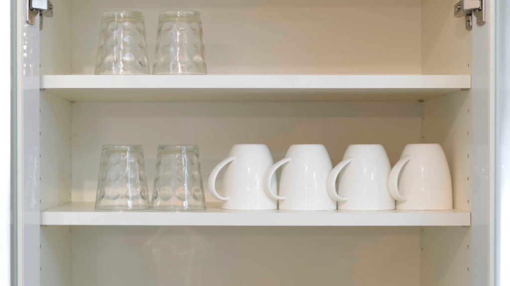 So bewahren Sie Gläser im Schrank richtig auf, laut einem Experten