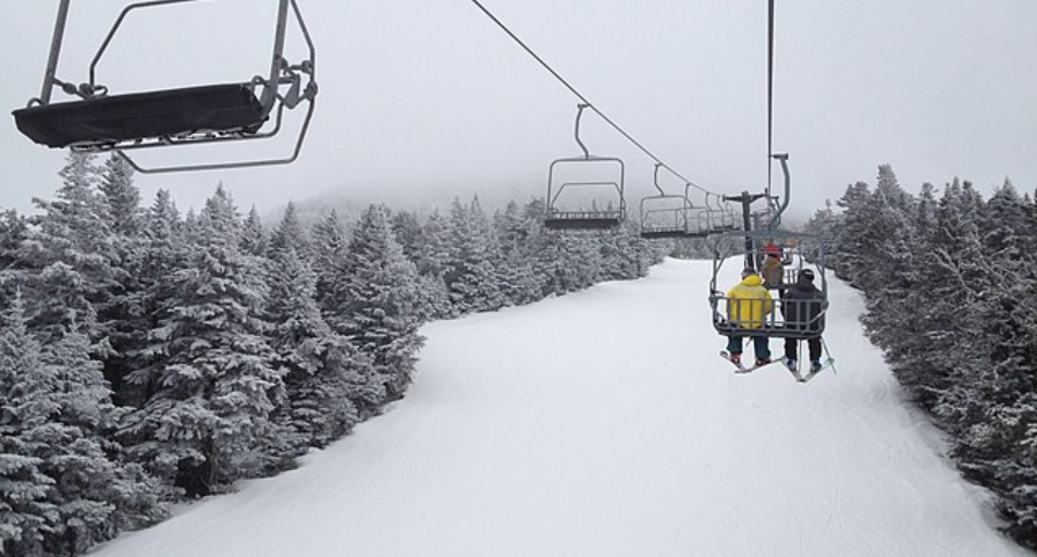 Schreckliches Erlebnis für Skifahrerin: Jacke in Sessellift verfangen, in der Luft hängend