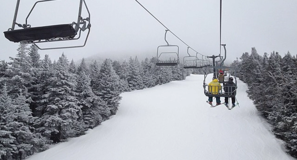 Schreckliches Erlebnis für Skifahrerin: Jacke in Sessellift verfangen, in der Luft hängend