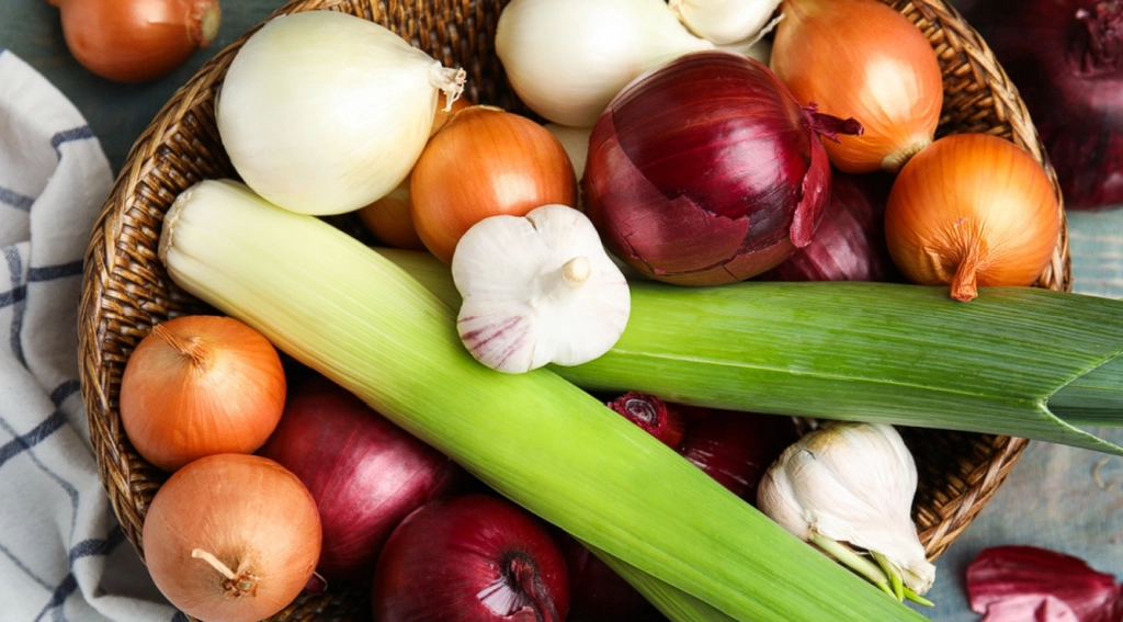 Bewahren Sie Ihre Zwiebeln und Knoblauch bis zu 6 Monate: So geht’s