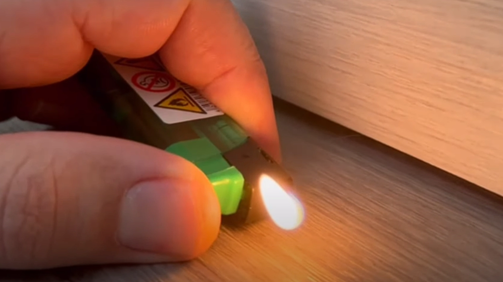 Halten Sie ein brennendes Feuerzeug unter Ihre Tür: Wenn die Flamme sich bewegt, haben Sie ein Problem