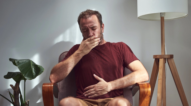 Häufiges Aufstoßen, auch ohne zu essen? Experte erklärt mögliche Ursachen und Lösungen