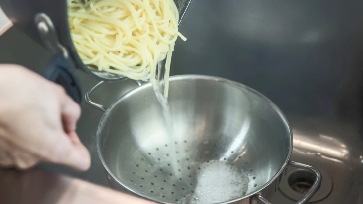 Gießen Sie Pastawasser in den Abfluss? Hier ist, was Sie stattdessen tun sollten