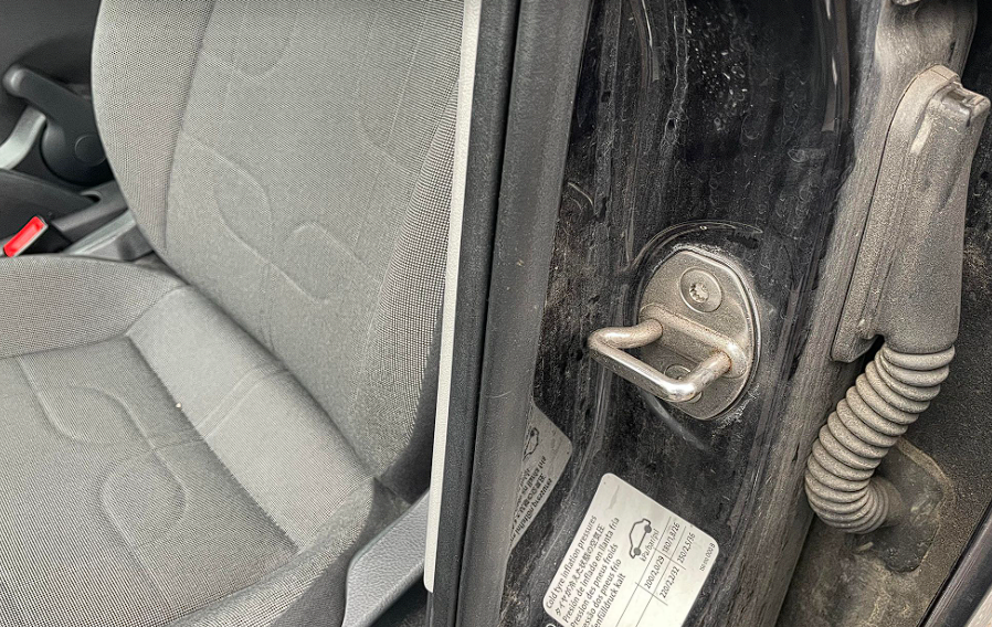 Wozu dient der Haken an der Seite Ihrer Autotür?