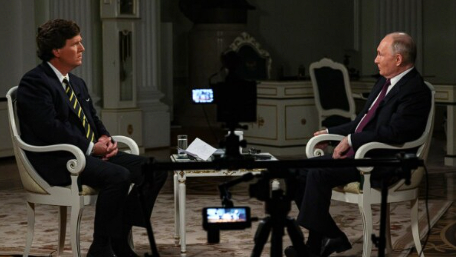 China Kritisiert: Tucker Carlson Wird zum ‚Kleinen Kätzchen‘ im Putin-Interview