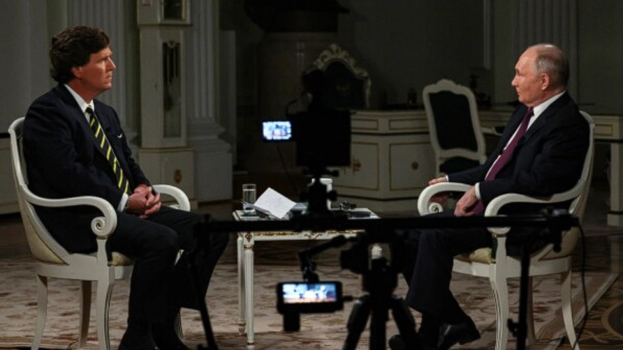 China Kritisiert: Tucker Carlson Wird zum ‚Kleinen Kätzchen‘ im Putin-Interview