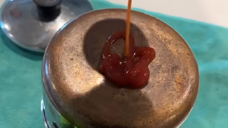 Reiben Sie Ketchup auf eine Pfanne. Nach 30 Minuten wird sie wie neu sein