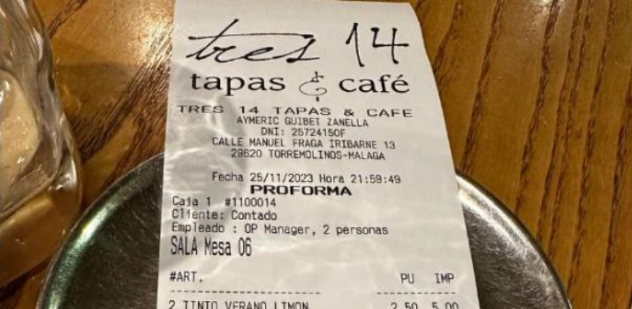 Paar von ihrer Rechnung in Málagas Tapas-Bar begeistert überrascht