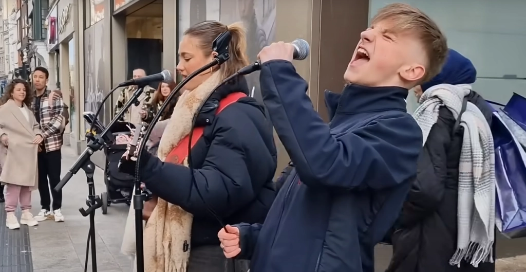 14-jähriger Rhys‘ unglaubliches Cover von Elvis‘ „Heartbreak Hotel“ bringt Passanten auf belebter Dubliner Straße zum Stehen