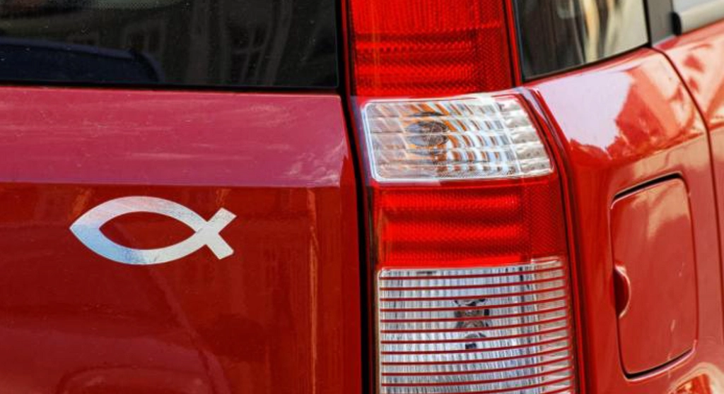 Was das Fisch-Symbol, das Sie auf vielen Autos sehen, bedeutet