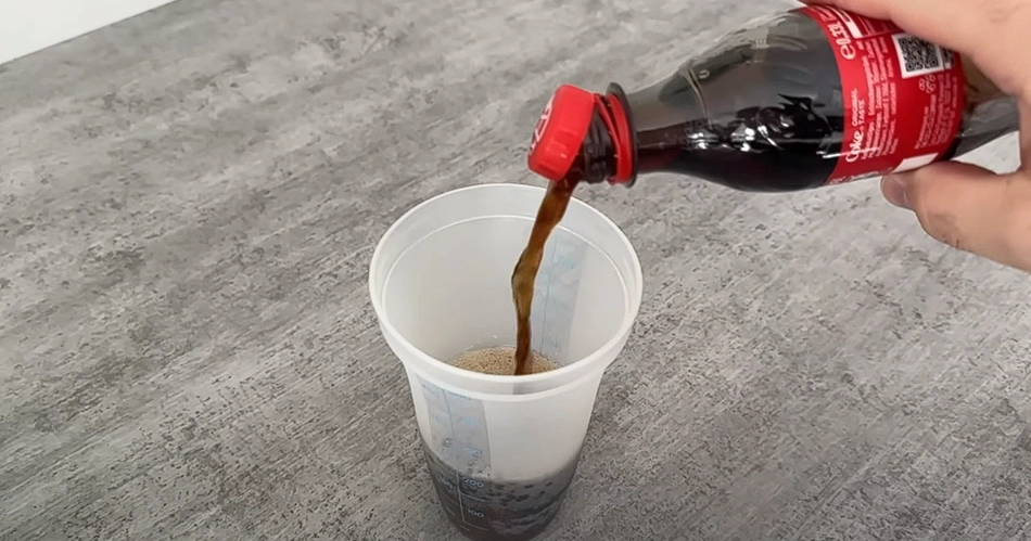 Kalkablagerungen im WC ohne Schrubben entfernen: Entdecken Sie die überraschende Kraft von Coca Cola