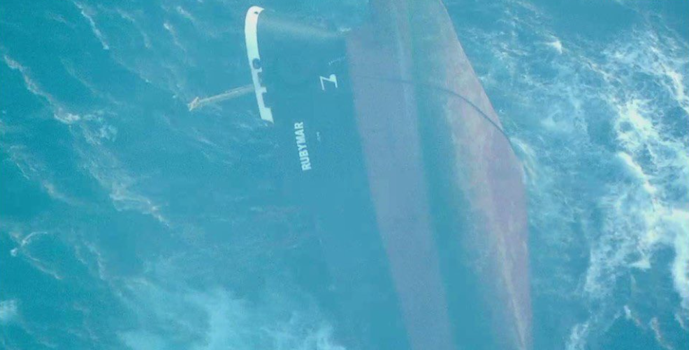 Frachtschiff mit 21.000 Tonnen Dünger sinkt im Roten Meer und stellt ein Umweltrisiko dar