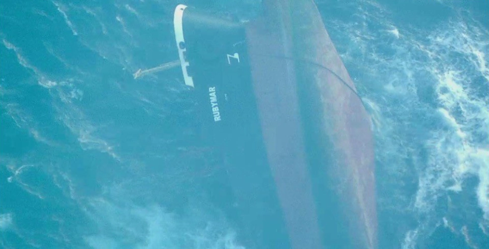 Frachtschiff mit 21.000 Tonnen Dünger sinkt im Roten Meer und stellt ein Umweltrisiko dar