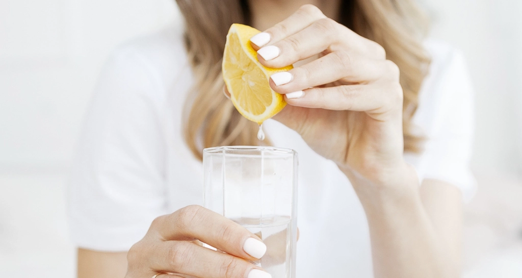 Warum das Trinken von Zitronensaft am Morgen keine so gute Idee ist