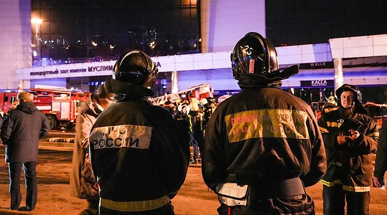Neue Aufnahmen zeigen, wie die Terroristen die Crocus City Hall in Moskau verlassen