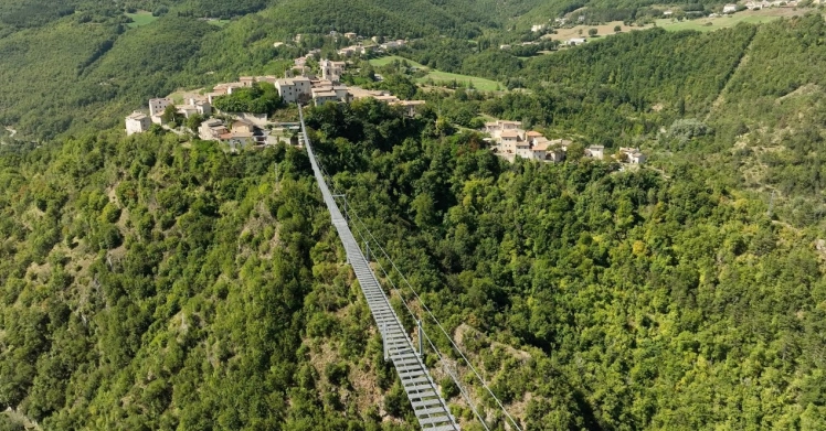 Europas neueste Hochfliegende Attraktion: Die Tibet-Brücke von Sellano