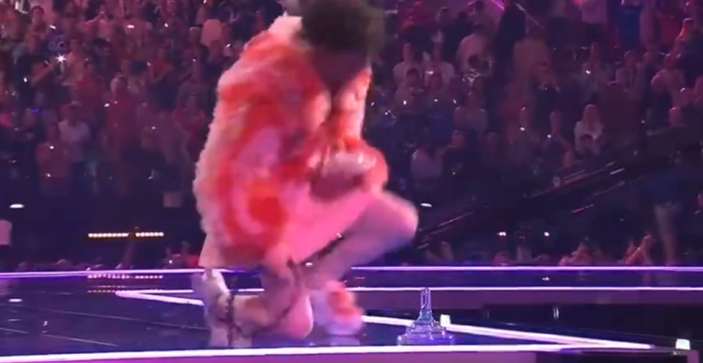 Video: Schweizer Eurovision-Gewinner zertrümmert Pokal auf der Bühne