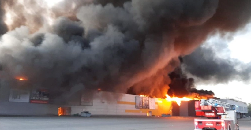 Warschau: Großbrand im Einkaufszentrum