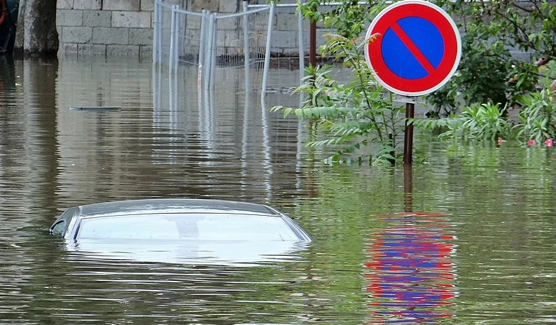 Heldenhafter Feuerwehrmann stirbt bei dem Versuch, Familie vor Hochwasser zu retten