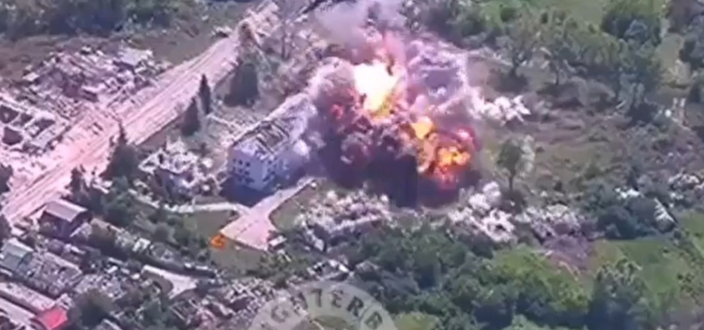 Video: Verheerende Explosion einer 3-Tonnen-Bombe bei russischem Angriff auf Charkiw
