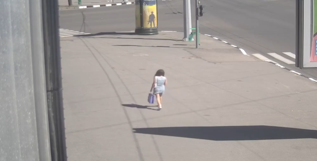 Video: Frau entkommt nur knapp russischem Raketenangriff in Charkiw