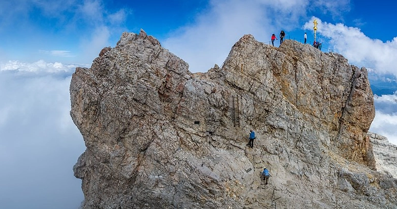 Tragödie: 18-jähriger Deutscher stirbt nach Blitzschlag auf der Zugspitze