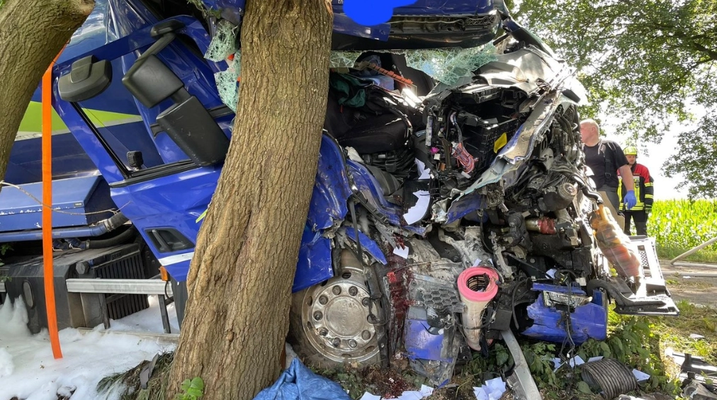 Schwerer LKW-Unfall auf der B75 führt zu umfangreichem Feuerwehreinsatz